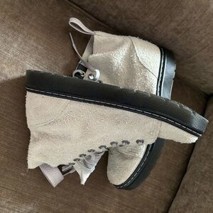 Vintage - hard to find - Dr Martens like new Size 8 US. Grayish/Cream w/ gray